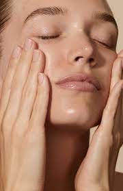 Woman applying moisturizer to dry skin – why skin feels dry after moisturizing